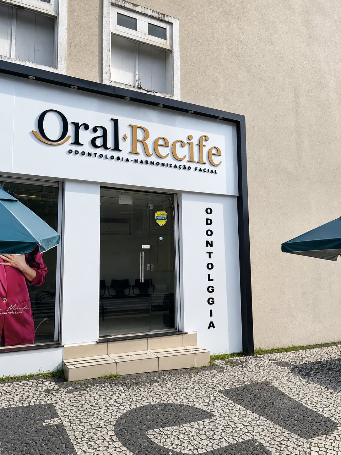 Fachada da clínica Oral Recife com o letreiro da marca