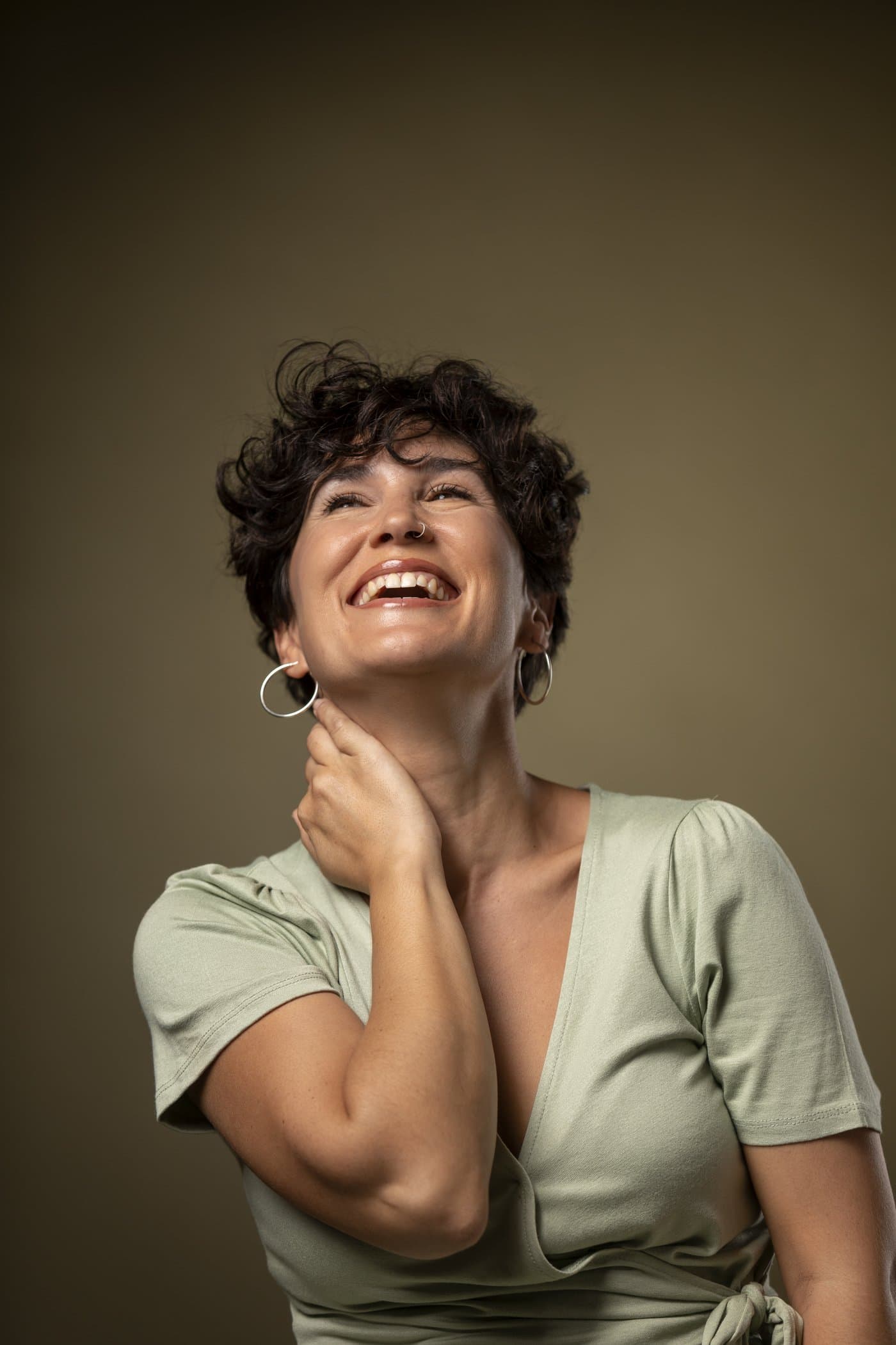 Mulher sorrindo com naturalidade, pele saudável e expressão leve